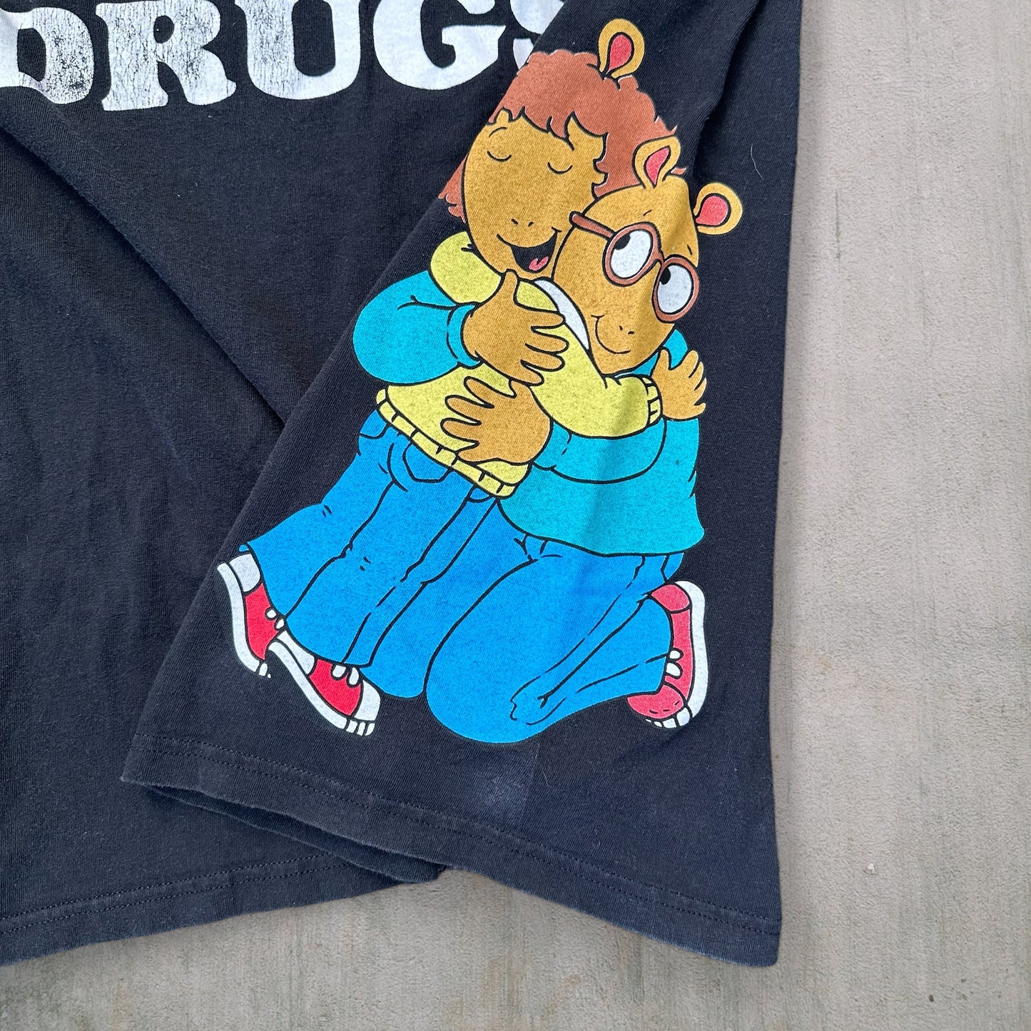 Vintage Arthur 'HUGS NOT DRUGS' Tee - L