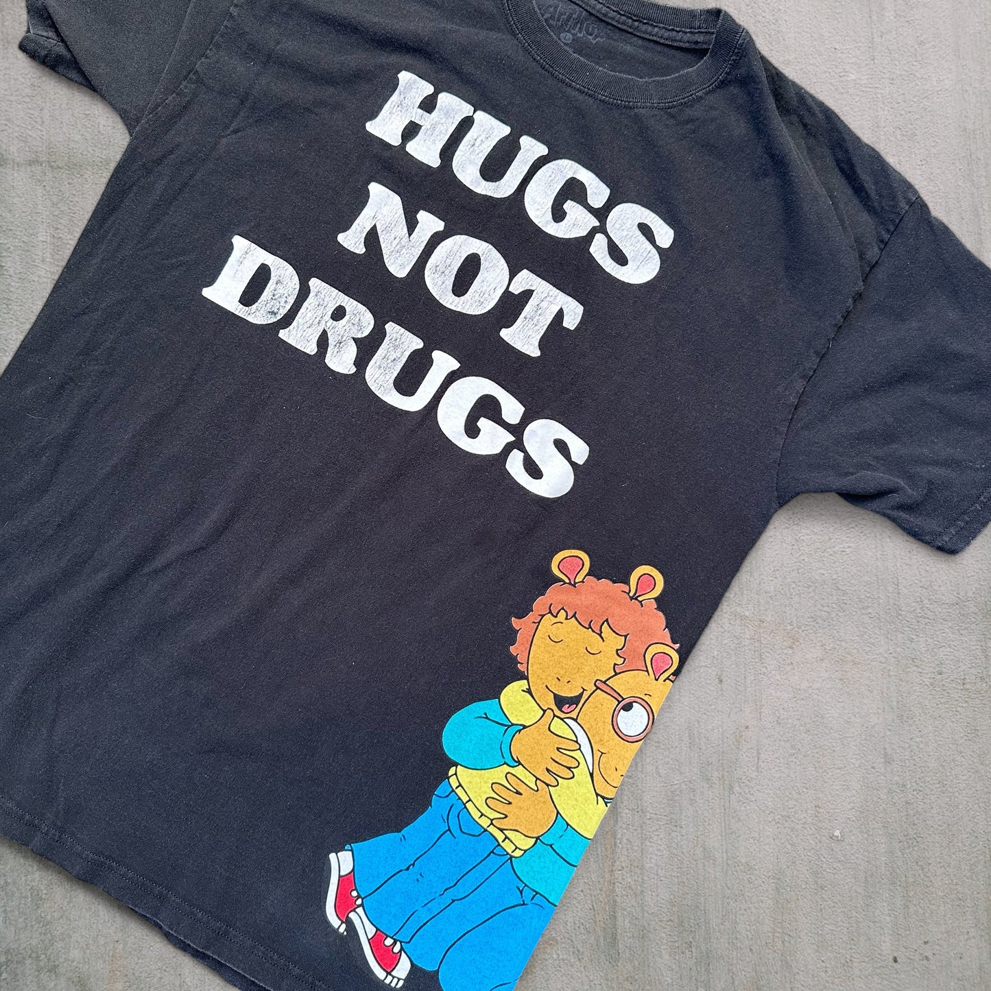 Vintage Arthur 'HUGS NOT DRUGS' Tee - L
